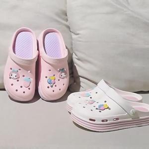 QZshop พร้อมส่งรองเท้าแฟชั่นแบบสวมหัวโต มีตัวติดลายการ์ตูน รองเท้าแตะหัวโตสีพื้นไม่พิมพ์ลายเรียบๆดูดี รองเท้าแตะแบบสวม แต่งรูเล็กระบายอากาศดี ใส่ได้ทุกโอกาส ยืนหนึ่ง