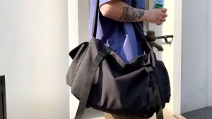 กระเป๋าสะพายข้างแฟชั่นวัยรุ่นมาใหม่ กระเป๋าผ้าแคนวาสสไตล์ญี่ปุ่นกระเป๋าสะพายข้าง จุของได้เยอะ