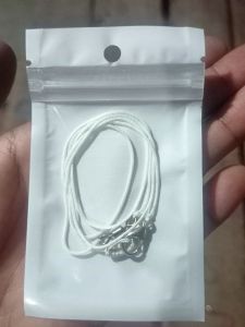 Tali kaki burung perkutut ciblek kenari kutilang jogjog merah dengan kait logam dan simpul.
