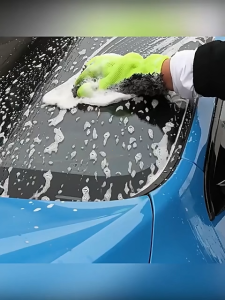Scratch free car wash gloves for both dry and wet use with efficient cleaning for internal and external dust removal and stain removal