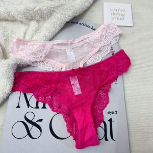 กางเกงในลูกไม้เอวต่ําเซ็กซี่สําหรับสาวชุดชั้นในสบายพร้อมยกสะโพกผ้าไนลอนสีทึบกางเกงสไตล์บริสุทธิ์