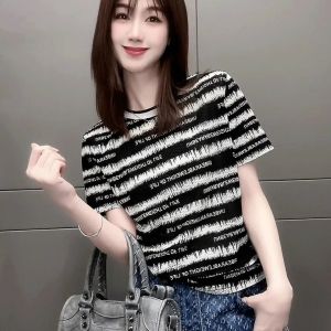เสื้อยืดแขนสั้นลายทางสีพื้นสำหรับผู้หญิงไซส์ใหญ่ ฤดูร้อน 2025 ทรงหลวม สวมใส่สบาย ทรงหลวม เข้ารูป แฟชั่น
