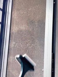 แปรงขัดมุ้งลวด (2in1) แปรงทำความสะอาดมุ้งลวด ล้าง/รีดน้ำกระจก ทำความสะอาดอเนกประสงค์