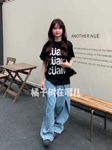 T-Shirt Wanita Ukuran Besar Lengan Pendek Pasangan   Motif Huruf Kreatif  Katun Tipis Bernapas  Desain Slim Fit Oversize Tren 2025  Baju Kasual Gaya Korea Modern  Atasan Kerah Bulat  Modis  Serbaguna  Manis dan keren  Rasa mewah dan premium  Nyaman  Tops