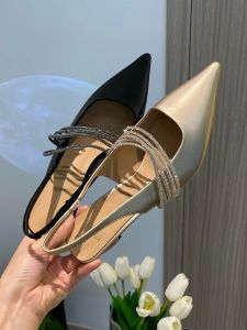 ทันสมัย ประดับเพชร ผู้หญิง รองเท้าแตะ นิ้วเท้าชี้ป้องกันการตก ส้นเตี้ย สวมใส่ทุกวัน สไตล์เกาหลี รองเท้าส้นสูงแบบสวม