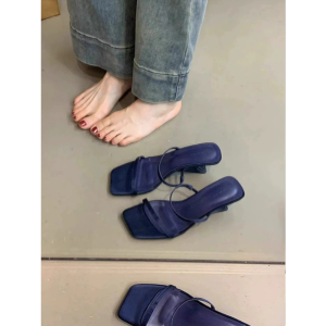 รองเท้าแตะหนังแพะ Qian Li Ji สําหรับผู้หญิงรองเท้าแตะฤดูร้อนน้ําหนักเบาสไตล์ฝรั่งเศสพร้อมปลายเหยียบหนึ่งอันส้นปานกลางพื้นยาง