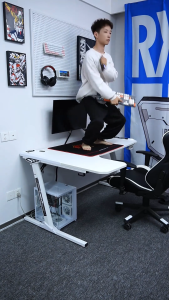 Bàn gaming chữ L cao cấp viền bàn có đèn LED mặt bàn kết cấu sợi carbon chống trượt chống mài mòn