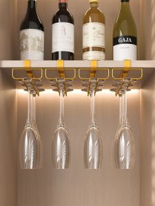 ตู้เสื้อผ้าติดผนังแบบแขวนแก้วไวน์ระดับไฮเอนด์สำหรับบ้าน แก้วไวน์แดงแบบตั้งได้ ไม่ต้องเจาะรู ชั้นวางของสไตล์ยุโรป