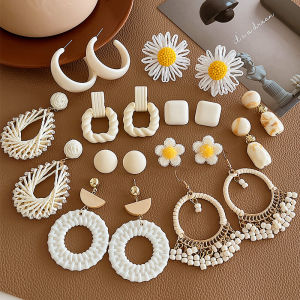 Retro Hong Kong Style Milk White Womens Earrings 2024 New Popular High-End Sensation Ear Studs Unique Design Elegant Jewelry