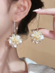 Milky White Flower Earrings 2024 New Arrival Baroque Temperamental Earrings Petals Niche Personality Classy Earrings for Women