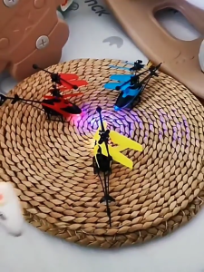 WEIHUIMEI ของเล่นเครื่องบินควบคุมระยะไกล เครื่องบินรุ่น เฮลิคอปเตอร์ ของเล่นเฮลิคอปเตอร์ขนาดเล็กพร้อมใบพัดอัจฉริยะ Sensor สามารถถือได้ด้วยมือด้วยอายุการใช้งานแบตเตอรี่ที่ยาวนาน