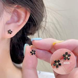 (Bebas beli 2 dapat bonus) A133 COD Anting tusuk bunga hitam lucu kecil titanium wanita Korea