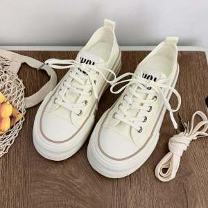 รองเท้าผ้าใบสีขาวแบบสวมลำลองสำหรับผู้หญิง ทรงหัวมน ส้นกลาง ด้านนอกทำจากผ้าฝ้าย ด้านในทำจากหนังเทียม ทรงหัวมน รองเท้าผ้าใบสีขาวสำหรับฤดูร้อนปี 2024