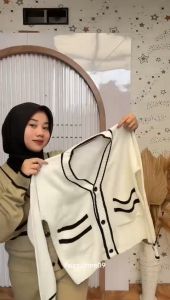 Gustina Atasan Cardigan Rajut Crop Kancing Saku Motif
