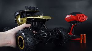 Mainan Mobil Remote Control 4WD dengan Lampu 1:12 RC Mobil Offroad Besar Bahan Alloy 24GHZ Remote