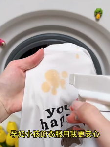 สเปรย์ขจัดคราบ พรีวอช (Prewash) สารช่วยแทรกซึมเสื้อผ้า ขจัดคราบฝังแน่น คราบเหงื่อ คราบมัน คราบอาหาร สูตรอ่อนโยน ไม่ทำลายผ้า ใช้ง่าย เห็นผลเร็ว