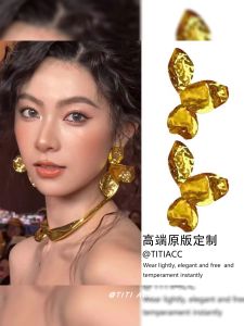 Exquisite French Gold Petal Earrings Womens Metal Hammered Pattern Flower Stud Earrings Luxury Elegant High-End Feeling Ear Jewelry