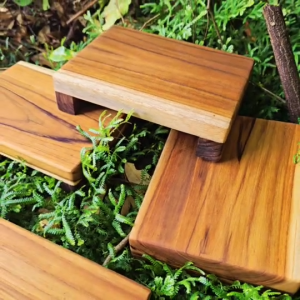 ที่วางของ โต๊ะเตี้ยวางของเอนกประสงค์ ชั้นวางของไม้สักขนาดเล็ก ก15xย20xส5ซม. หนา 2 ซม. ทำจากไม้สักแท้ แข็งแรง คงทน ลวดลายสีไม้สักสวยงามตามธรรมชาติ