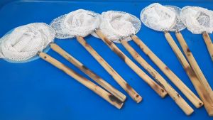 A. สะหวิง สะหวิงด้ามไม้ กระชอน ลวดเส้นใหญ่ แข็งแรง โค้งมน ด้ามจับกระชับมือ กระชอนไม้ไผ่ ตักเส้น ขนมจีน หรืออื่นๆตามความเหมาะสม