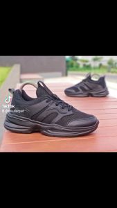 Sepatu Sekolah Cowok Keren Sepatu Sneakers Pria Wanita Sepatu Hitam Polos Sepatu Kerja Sepatu Casual