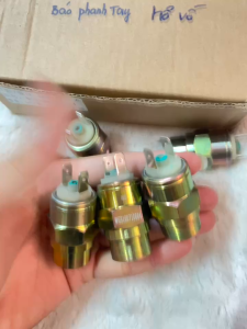 Núm báo phanh tay hồ vồ hàng chuẩn sịn. Báo phanh tay dùng cho mọi loại xe ô tô xe tải (1 chiếc)