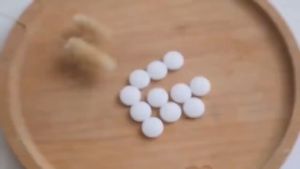 New 20pcs/bag Natural Mothballs Anti-mold Moth Repellent Camphor Ball Pest Control Wardrobe Drawer