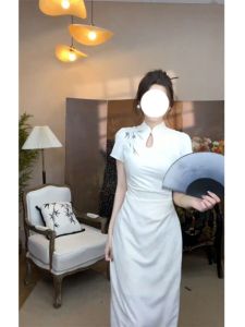 ชุดกี่เพ้าสีขาวสไตล์จีนใหม่ ชุดเดรสยาวหรูหรา แขนสั้น ผ้าโพลีเอสเตอร์ ชุดกี่เพ้าสำหรับผู้หญิงในชีวิตประจำวัน