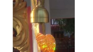 กระดิ่งสแตนเลสสีทอง พร้อมเหลื่อมใบโพธิ์ ชุดถวายพระชุดเสริมบารมีเจริญรุ่งเรือง 9  ชิ้น