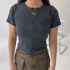 Reverie - Mira Top - Atasan Wanita Lengan Pendek Zipper Bahan Premium Ribbed Knit - Zipper Top Korean Style Short Sleeve One Size