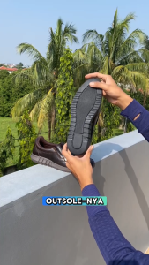 Sepatu Sneakers Flat Pria Slip On Hitam Model Casual Outsole 841