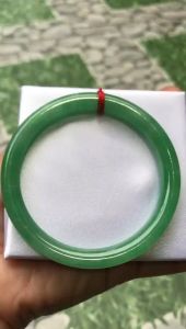 [HCM]??☘️??Vòng Cẩm Thạch Xanh Lý Đẹp 59mm x 8mm nữ mạng Mộc mạng Hỏa 57kg - 69kg đeo có 580k ạ