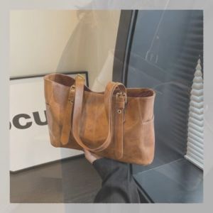 QZshop งานเข้าใหม่พร้อมส่งมาก กระเป๋าแฟชั่นสะพายข้าง งานสวย ดีไซน์ดี ใบใหญ่จุใจเอาใจชาวสายแบกกันสุดๆ ตัวกระเป๋าสะพายง่าย ใส่กับลุคไหนก็ดูดี กระเป๋าสวยๆราคาน่ารักแบบนี้ ไม่อยากให้พลาดน้า