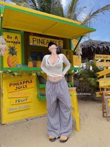 ชุดเซตเสื้อคลุมแขนยาวเบาบางใส่สบาย ยืดได้เยอะ กางเกงขายาวทรงกระบอกหลวมๆสไตล์ Y2K มาพร้อมบิกีนีเข้าเซตแต่งลูกไม้ สุดฮอตช่วงSummer