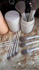 Lady Q Professional ชุดแปรงแต่งหน้า 12 ชิ้น STT12W ขนแปรงเนียนนุ่ม แน่นหนา คุณภาพดี สีติดง่าย ไม่หลุดร่อน พร้อมกล่องหนังทรงกระบอก + ช่างแต่งหน้ามืออาชีพไว้วางใจ!!! - สีขาว