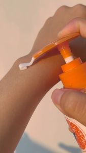 นเฮลธีไวท์ โลชั่น ,โลชั่นบำรุงผิว มอยส์เจอไรเซอร์ ดีพ คลีนซิ่ง มอยส์เจอไรเซอร์ ไบรท์เทนนิ่ง บอดี้โลชั่น บอดี้แคร์ มอยเจอร์ไรเซอร์โลชั่น ไวท์เทนนิ่งทั้งตัว โลชั่นบำรุงผิว โลชั่นผิวขาว โลชั่นผิวขาวไว ผิวขาวเร่งด่วนอุดมด้วยวิตามินซี ปรับปรุงผิวหนังไก่