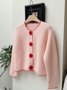 YUFUQING | เสื้อสเวตเตอร์ถักแขนยาวสีชมพูคอโปโลหลวมๆ สไตล์ฝรั่งเศสสำหรับผู้หญิงในช่วงต้นฤดูใบไม้ร่วง เสื้อคาร์ดิแกนแฟชั่นแบบเปิด