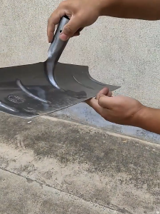 คราดแมงกานีส รวมด้ามจับ ความแข็งสูง ทนต่อสนิมและการกัดกร่อน มีให้เลือกหลายขนาด การปรับระดับแปลงผัก การกำจัดมูลปศุสัตว์