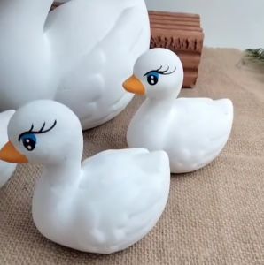 ตุ๊กตาแต่งสวน เป็ดแต่งสวน 1ชุด 4 ตัว 11*18*15 ซม. แต่งสวนกลางแจ้ง ตุ๊กตาเซรามิคตัวใหญ่ ตุ๊กตาแต่งสวนหน้าบ้าน รุ่น หงส์4