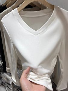 เสื้อยืดคอวีแขนยาวผ้าขนแกะหนาสำหรับผู้หญิงในฤดูใบไม้ร่วงและฤดูหนาว เสื้อชั้นในแบบหนาป้องกันความร้อน เสื้อตัวบนทรงสั้นแบบเข้ารูปสไตล์เกาหลี