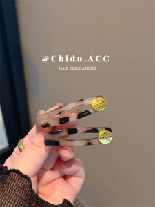 Acrylic Amber Leopard Print Button Duckbill Hair Clip: 2024 Stylish Women's Hair Accessory