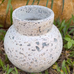 Vaseแจกันดินเผาทรงอ้วนปากตัด สีวินเทจเก่า ๆ ขนาด 23 x 21 cm.