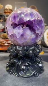 RARE and limited whole crystal without any stone amethyst High quality 💯紫晶 🔮天然紫晶开口笑路路通 大颗纯水晶球体6.8kg 骨干紫晶能量更强👍 透光紫晶 🆓附送: 大莲花底座  紫晶球径diameter: 17cm 净重raw weight: 6.8kg 含底座高total height: 28.5cm 底座宽: 17.5cm 总重: 8.3kg