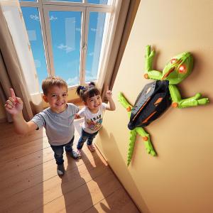 Wall Climbing RC Gecko Toy Electric remote control lizard wall climbing car gecko Animal Car Childrens Halloween Toys