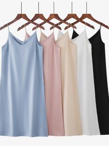 ชุดเดรสสายเดี่ยวผ้าไหมแท้พร้อมฟองน้ำเสริมทรวงอกชุดเดรสคอวีสำหรับผู้หญิงเดรสซับในยาวคลุมเข่ากันโป๊ไซส์ใหญ่เซ็กซี่ใส่อยู่บ้าน