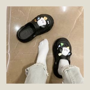 TKGirl กำลังมาแรง รองเท้าแตะแฟชั่นหัวโตแบบสวม แถมฟรี ตัวติดการ์ตูนสุดแสนน่ารัก รองเท้าเบามากๆ ใส่สบายสุดๆ ใส่แมทช์ได้กับทุกลุค ของมันต้องมีนะแม่