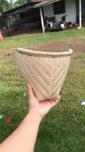 หวดซิก รุ่นละเอียด ขนาดจิ๋ว หรือขนาดเล็ก ความกว้าง 8 นิ้ว ความสูง 8 นิ้ว ถักขอบเก็บรายละเอียดรูปทรงสวยงาม