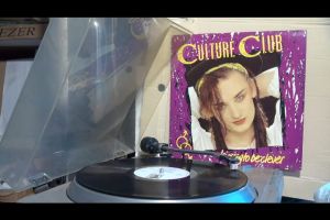 1 แผ่นเสียง VG+/++ ริ้วรอยบาง 12 นิ้ว AM7 CULTURE CLUB รูปลักษณ์สไตล์เสียงรบกวนน้อยนิด ไม่มีรอยลึก ให้ล้างทำความสะอาด แผ่นพิมพ์ปกVG++ มีตำหนิขอบนิดหน่อย ขอบไม่ขาด สันไม่ทะลุ