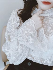 เสื้อชั้นในลูกไม้คอเต่าบุขนแกะหนาสำหรับผู้หญิง เสื้อเชิ้ตแขนยาวสไตล์ฤดูใบไม้ร่วงและฤดูหนาว 2025 ใหม่ เสื้อเชิ้ตผ้าตาข่าย