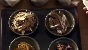 Penghitam rambut penghilang uban permanen hair care Semprotan rambut hitam Polygonum multiflorum rambut Rambut putih menjadi hitam secara alami Ekstrak poligonum multiflorum rambut hitam permanen