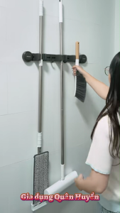 Giá treo chổi chịu lực ECOCO hít chân không kèm 3 móc treo Thanh treo chổi kèm móc treo khăn áo đồ dùng bếp nhà tắm